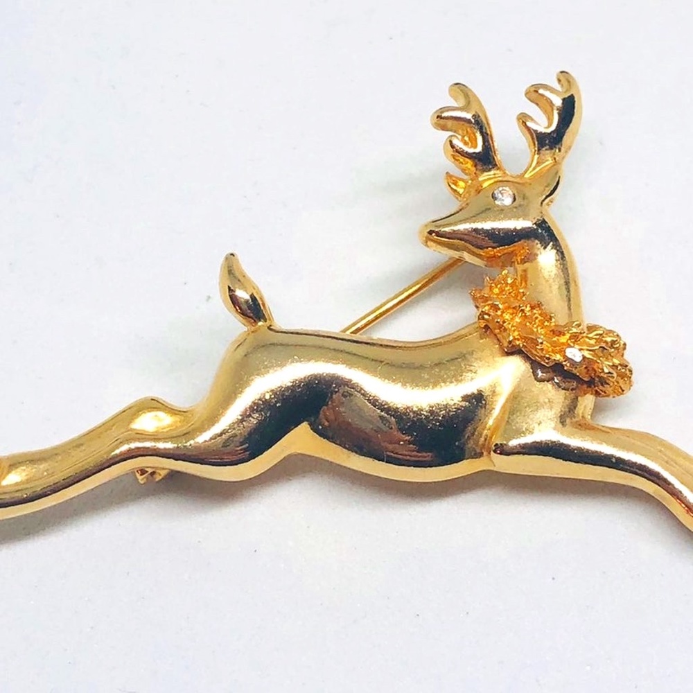 LIA Brand Christmas Reindeer W/ Wreath Brooch